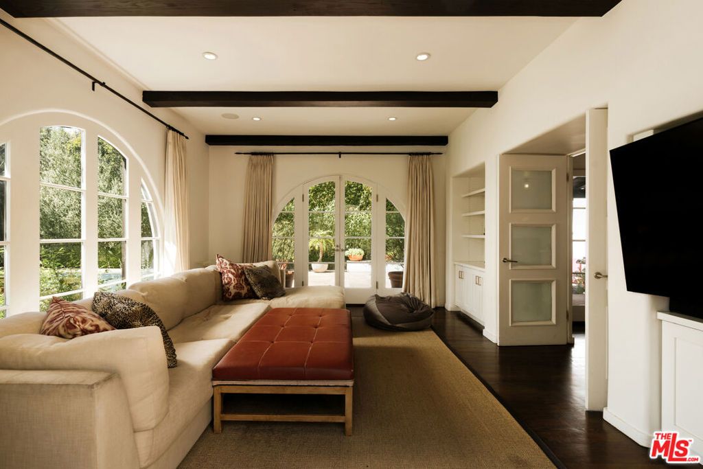 Image 11 of property listing at 563 S Burlingame Avenue, Los Angeles, CA 90049