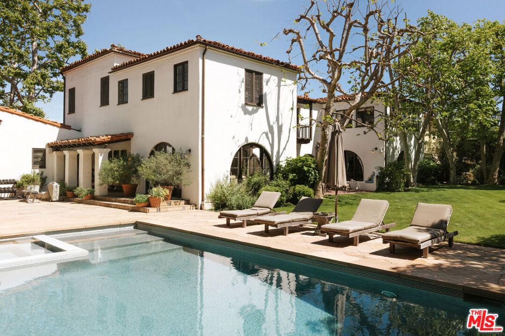 Image 12 of property listing at 563 S Burlingame Avenue, Los Angeles, CA 90049