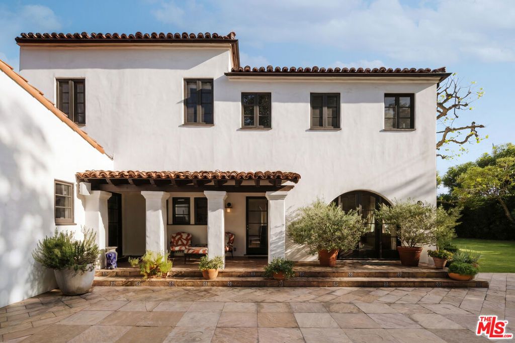 Image 13 of property listing at 563 S Burlingame Avenue, Los Angeles, CA 90049