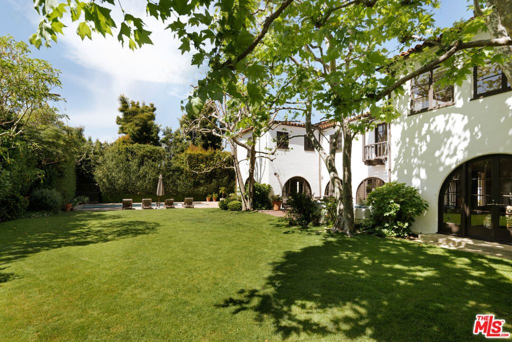 Image 14 of property listing at 563 S Burlingame Avenue, Los Angeles, CA 90049