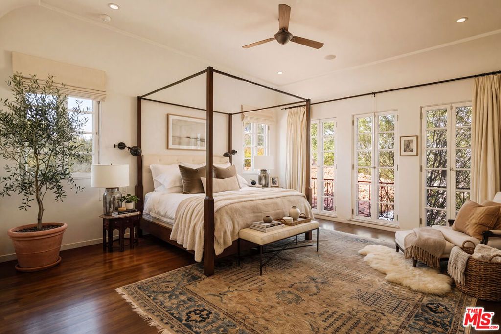 Image 15 of property listing at 563 S Burlingame Avenue, Los Angeles, CA 90049