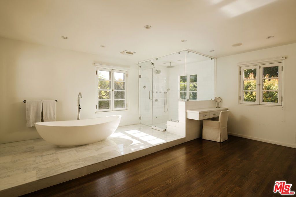 Image 16 of property listing at 563 S Burlingame Avenue, Los Angeles, CA 90049