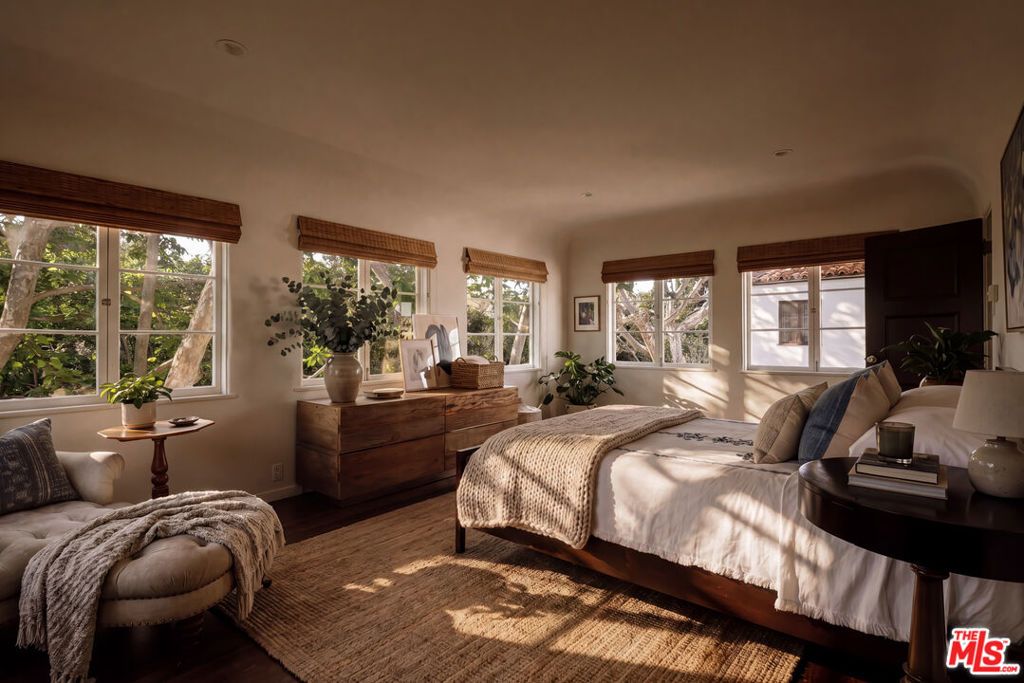 Image 17 of property listing at 563 S Burlingame Avenue, Los Angeles, CA 90049