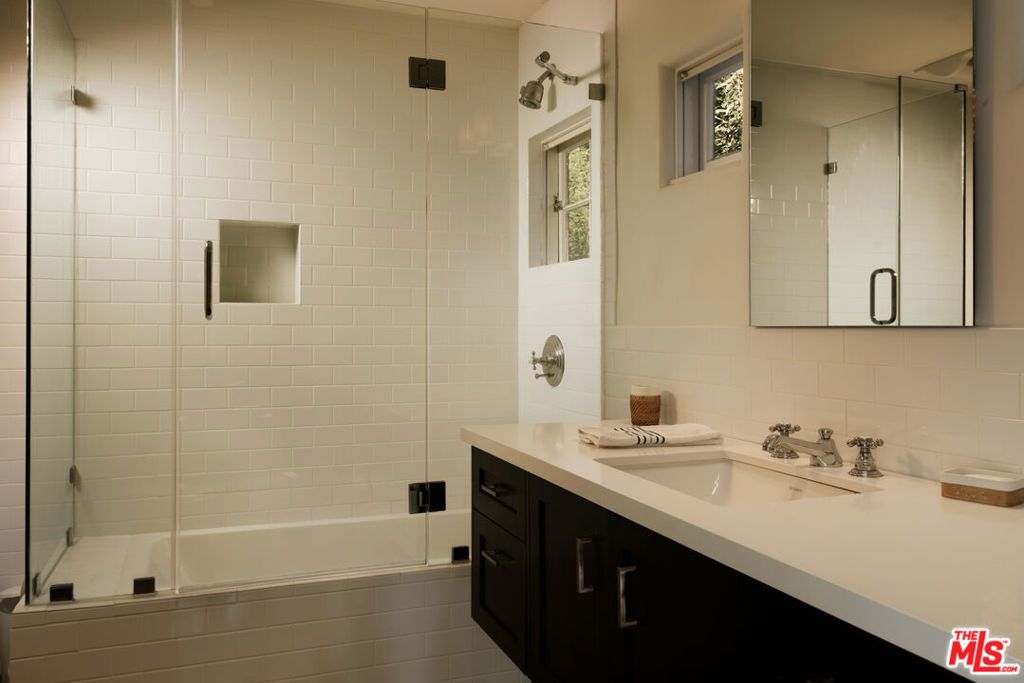 Image 18 of property listing at 563 S Burlingame Avenue, Los Angeles, CA 90049