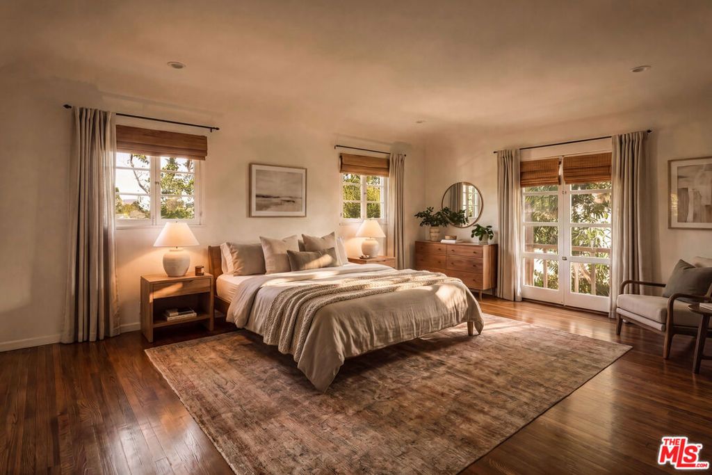 Image 19 of property listing at 563 S Burlingame Avenue, Los Angeles, CA 90049