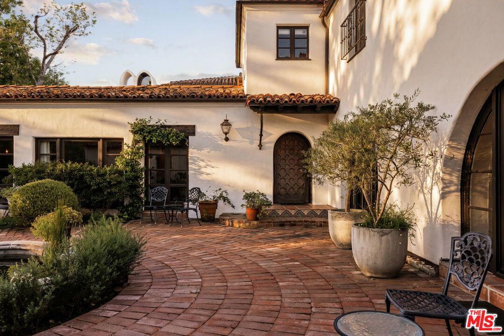 Image 2 of property listing at 563 S Burlingame Avenue, Los Angeles, CA 90049