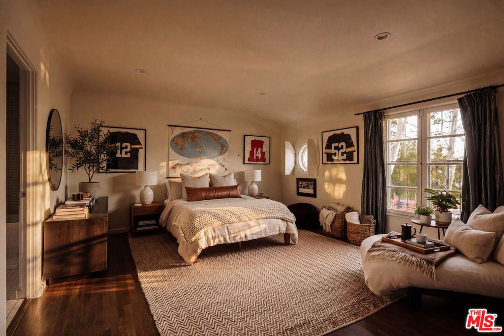 Image 20 of property listing at 563 S Burlingame Avenue, Los Angeles, CA 90049