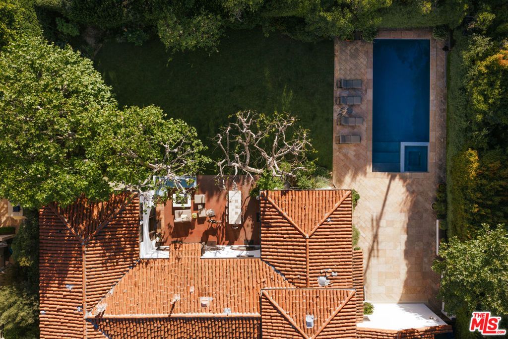 Image 21 of property listing at 563 S Burlingame Avenue, Los Angeles, CA 90049