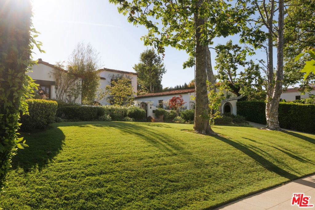 Image 22 of property listing at 563 S Burlingame Avenue, Los Angeles, CA 90049