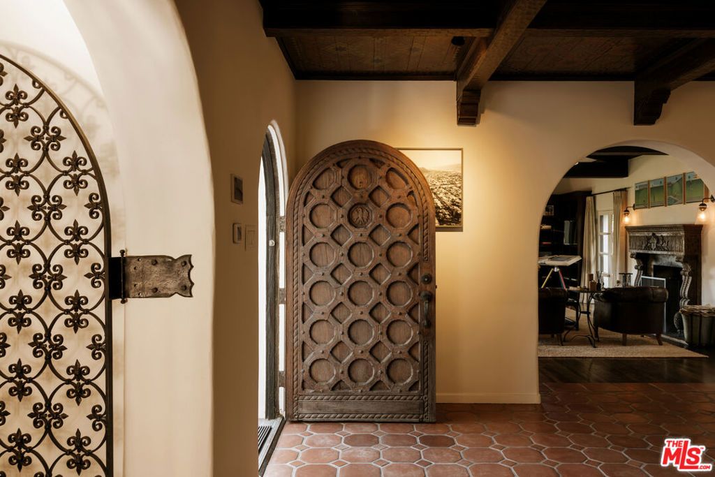 Image 23 of property listing at 563 S Burlingame Avenue, Los Angeles, CA 90049