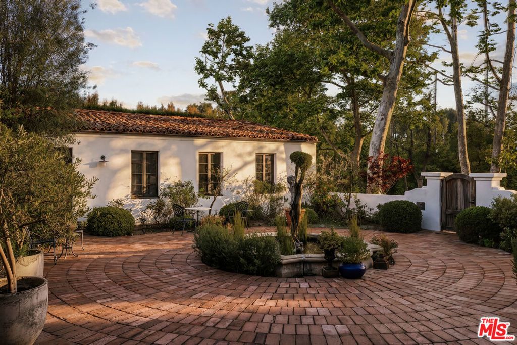 Image 3 of property listing at 563 S Burlingame Avenue, Los Angeles, CA 90049