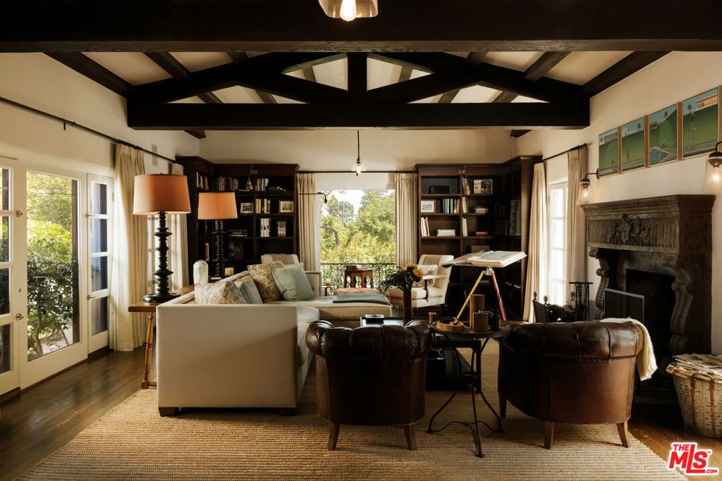 Image 4 of property listing at 563 S Burlingame Avenue, Los Angeles, CA 90049