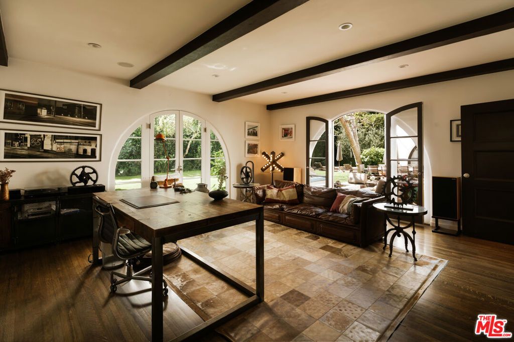 Image 6 of property listing at 563 S Burlingame Avenue, Los Angeles, CA 90049