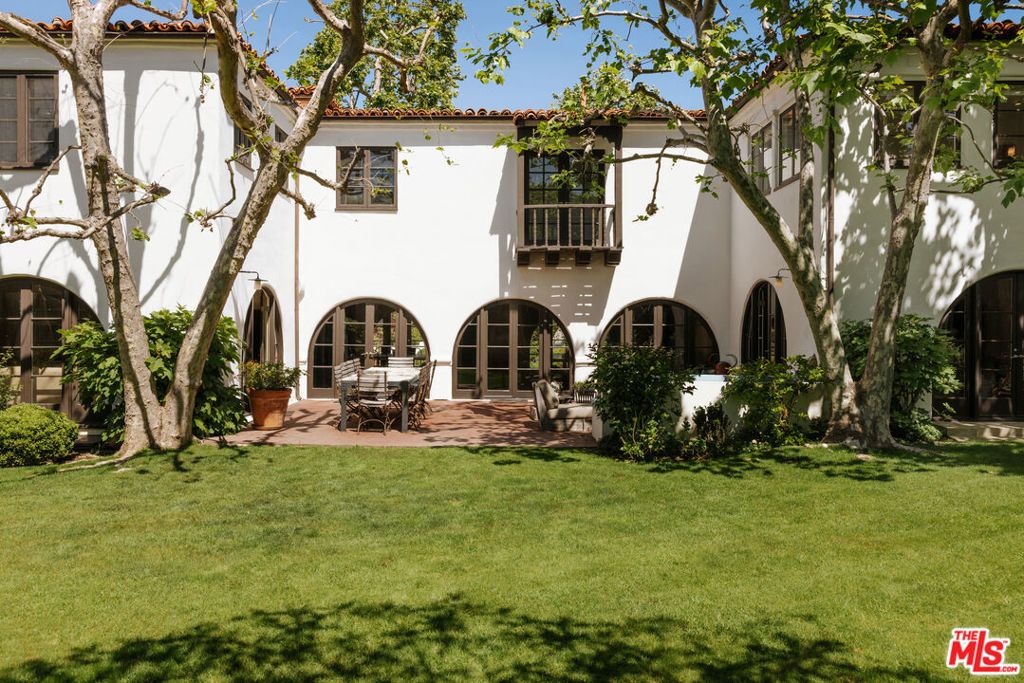 Image 7 of property listing at 563 S Burlingame Avenue, Los Angeles, CA 90049