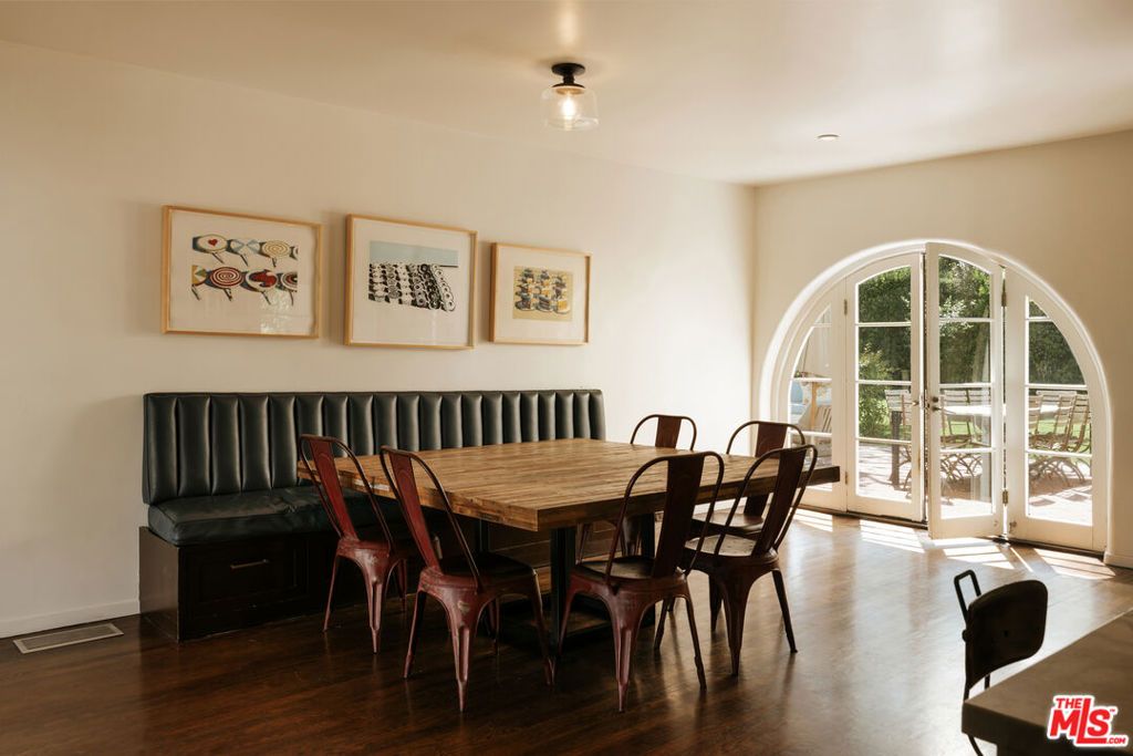 Image 9 of property listing at 563 S Burlingame Avenue, Los Angeles, CA 90049