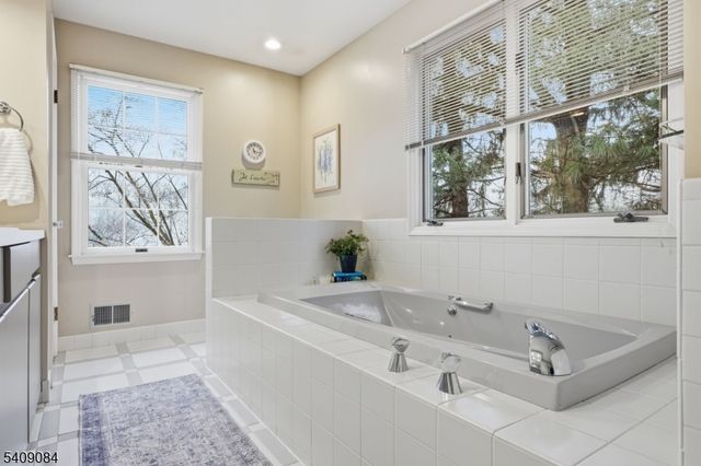 9 Buttonwood Ln, Chatham Twp., NJ 07928