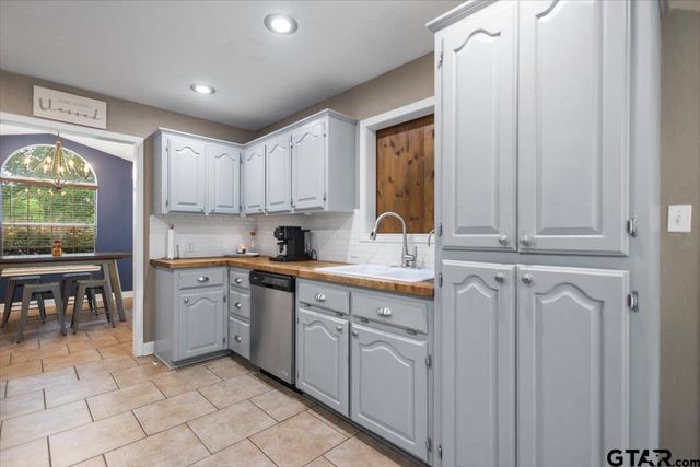 139 CR 4217, Jacksonville, TX 75766