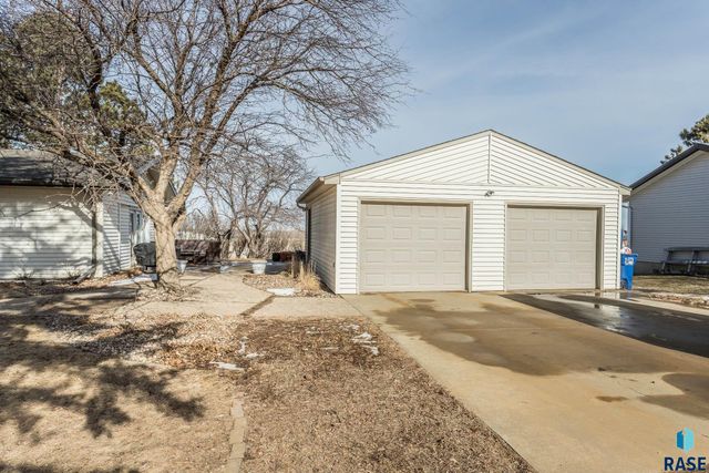 7812 E 38th St Street, Sioux Falls, SD 57110