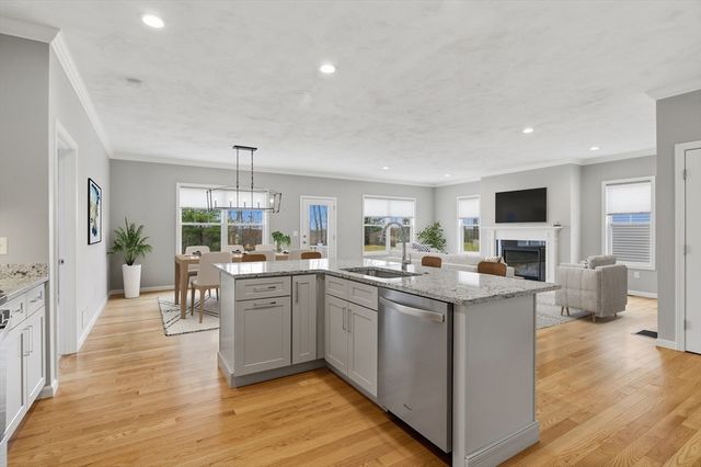 48 Crestwood Circle 26, Northbridge, MA 01588