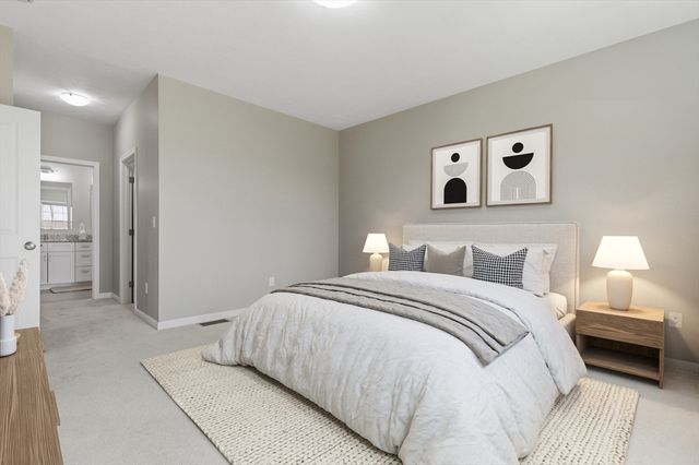 48 Crestwood Circle 26, Northbridge, MA 01588