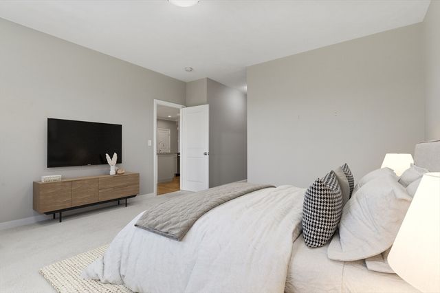 48 Crestwood Circle 26, Northbridge, MA 01588