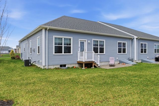 48 Crestwood Circle 26, Northbridge, MA 01588