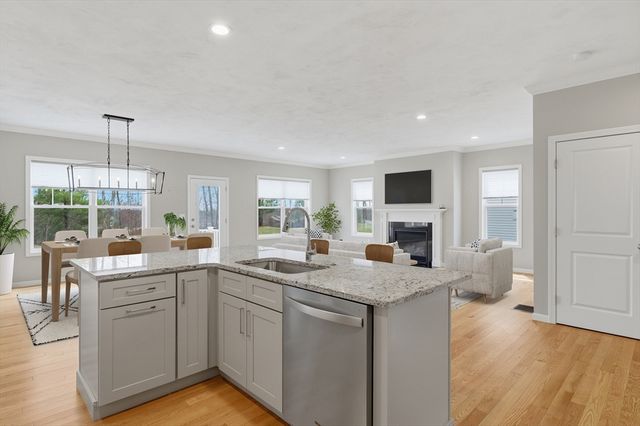 48 Crestwood Circle 26, Northbridge, MA 01588