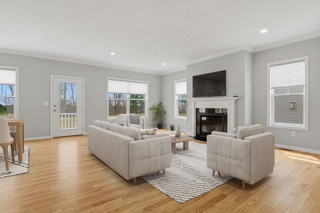 48 Crestwood Circle 26, Northbridge, MA 01588