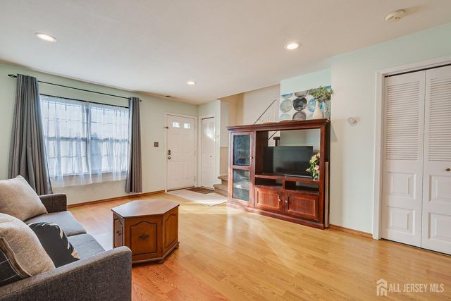 7 Quail run Drive, Jamesburg, NJ 08831