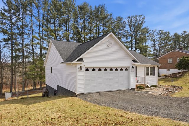 209 Courtland CIR, Galax, VA 24333