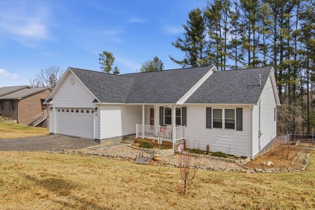 209 Courtland CIR, Galax, VA 24333