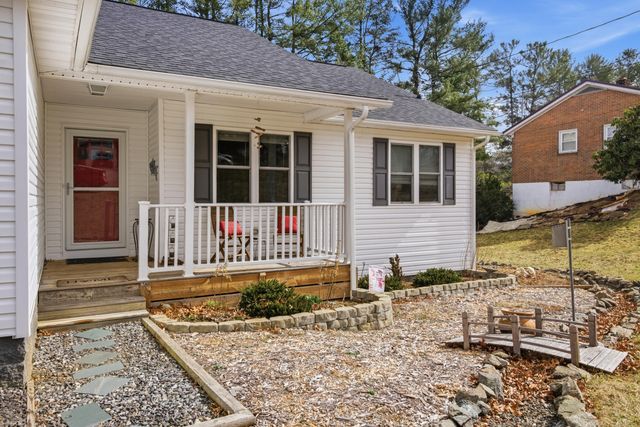 209 Courtland CIR, Galax, VA 24333