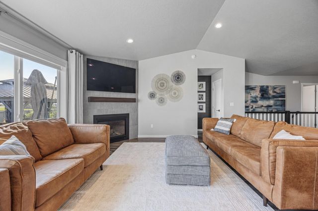 909 Ashley Drive W, West Fargo, ND 58078