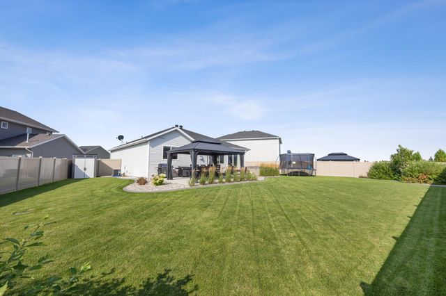 909 Ashley Drive W, West Fargo, ND 58078