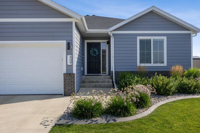 909 Ashley Drive W, West Fargo, ND 58078