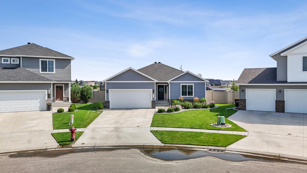 909 Ashley Drive W, West Fargo, ND 58078