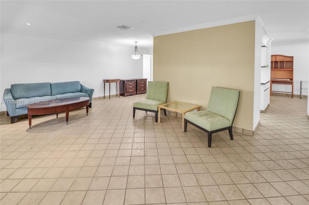 Image 2 of property listing at 1331 Campanelli Dr, Plantation, FL 33322