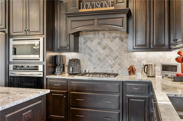 3901 SW Odell Drive, Lee's Summit, MO 64082