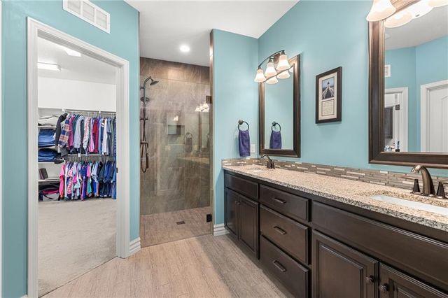 3901 SW Odell Drive, Lee's Summit, MO 64082