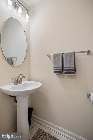 7496 GADSBY SQ, Alexandria, VA 22315
