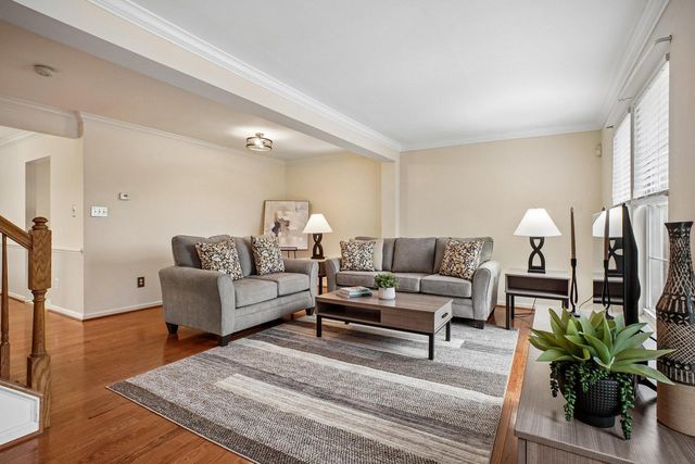 7496 GADSBY SQ, Alexandria, VA 22315