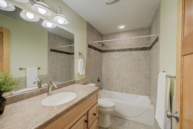 442 Wren Lane, Hudson, WI 54016
