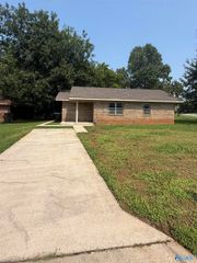 102 Elm Court NE, Decatur, AL 35601
