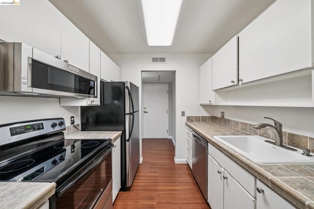 300 N Civic Dr 403, Walnut Creek, CA 94596