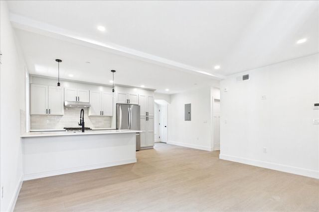 305 Chestnut Ave 5, Boston, MA 02130