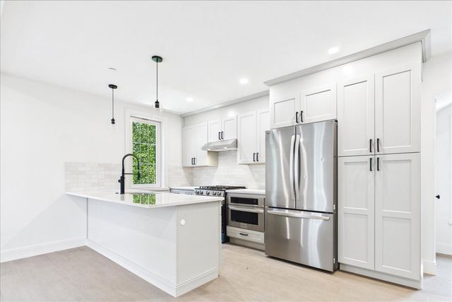 305 Chestnut Ave 5, Boston, MA 02130
