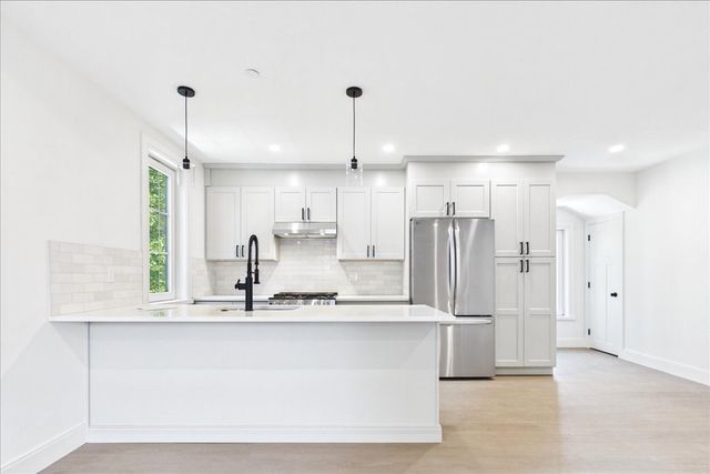 305 Chestnut Ave 5, Boston, MA 02130