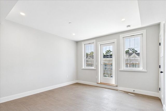 305 Chestnut Ave 5, Boston, MA 02130