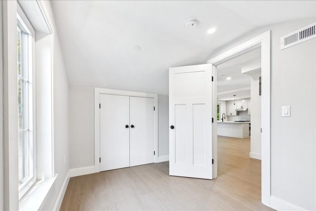 305 Chestnut Ave 5, Boston, MA 02130