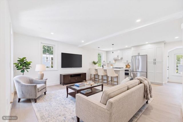 305 Chestnut Ave 5, Boston, MA 02130
